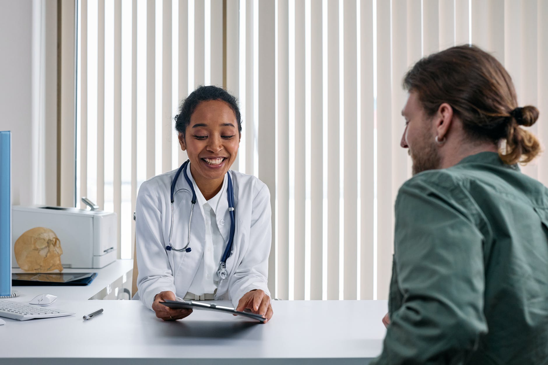 4 IDEIAS PARA MELHORAR A ADESÃO DOS PACIENTES AOS TRATAMENTOS - BLOG IBCMED