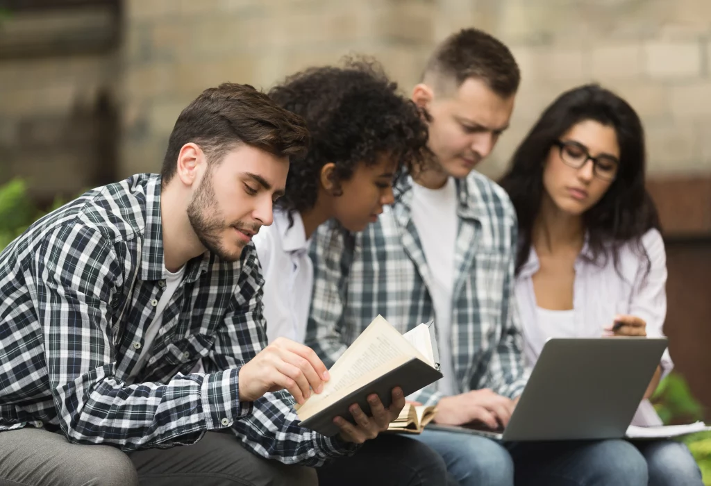 alunos estudando para vstibular medicina
