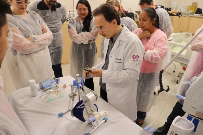 professor Fioretto auxiliando alunos 